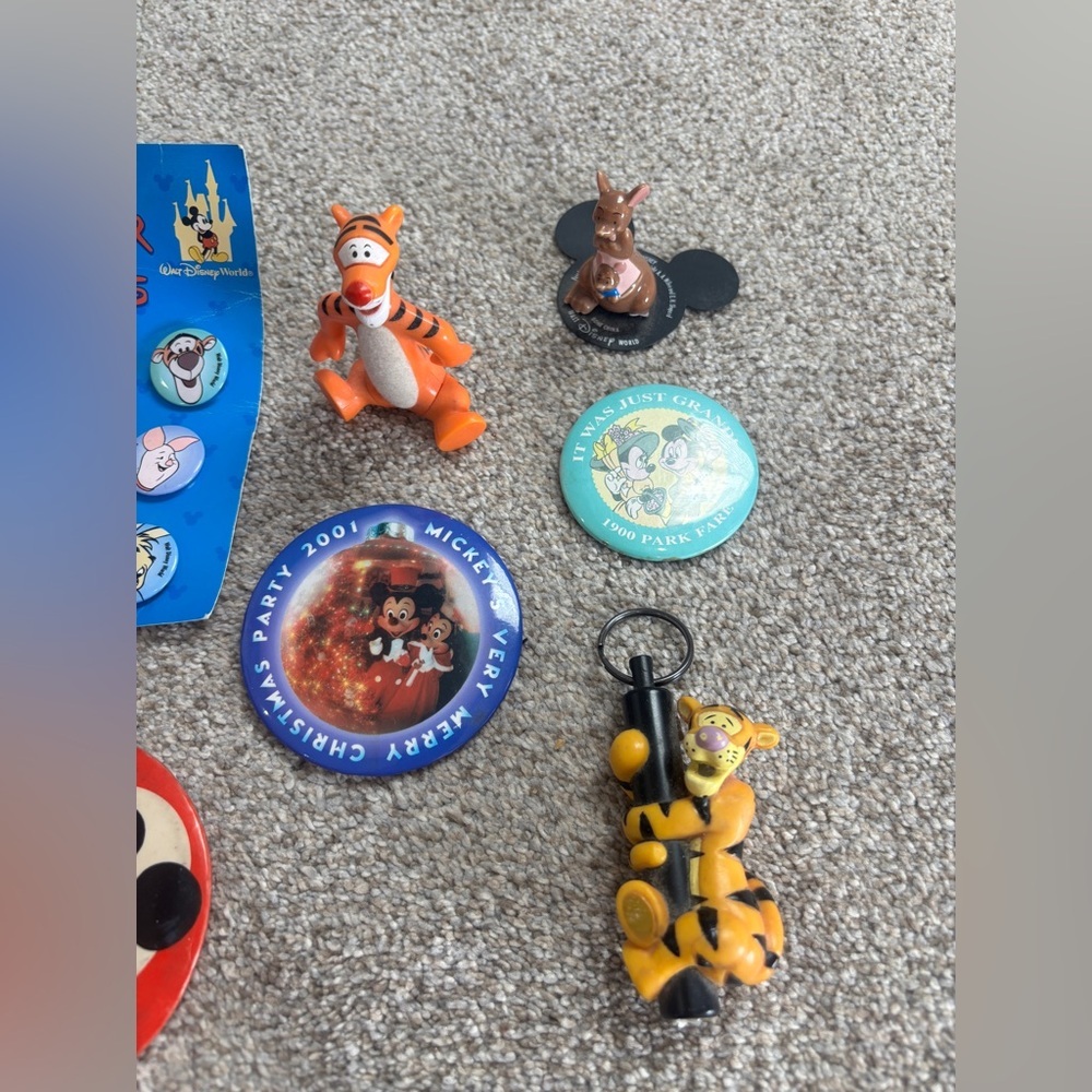 Vintage Disneyland/Walt Disney World Lot Character Buttons Pins Keychains - Picture 7 of 11